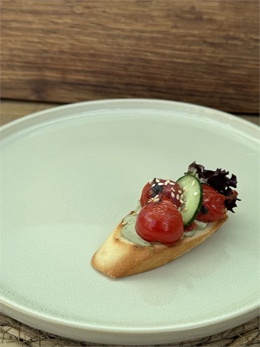 Мини-брускетта с опалёнными томаты черри на креме-авокадо 10229