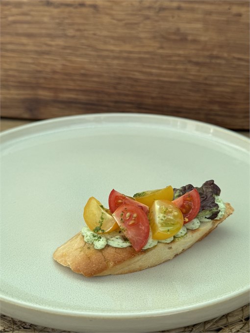 Мини-брускетта со свежими томатами и огурчиком 10230