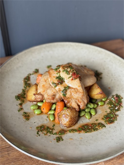 Куриное филе с бобами эдамеме, мини морковью, картофелем  и зеленым соусом чимичурри 10234