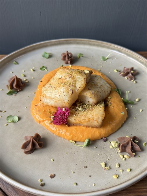 Филе окуня со сливочным  пюре из батата и шоколадным соусом 10237