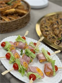 {{photo.Alt || photo.Description || 'Канапе рулетик с ветчиной и сыром'}}