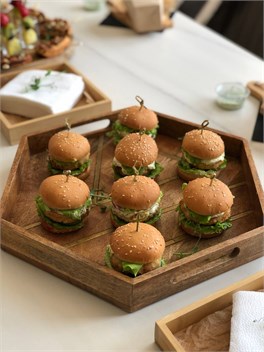 {{photo.Alt || photo.Description || 'Мини-бургер с куриной котлеткой'}}