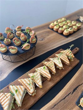 {{photo.Alt || photo.Description || 'Мини сэндвич с куриным филе, огурцом и соусом &quot;Цезарь&quot;'}}