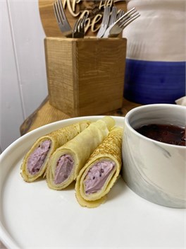 {{photo.Alt || photo.Description || 'Блинчик с крем-чиз и джемом из черной смородины'}}