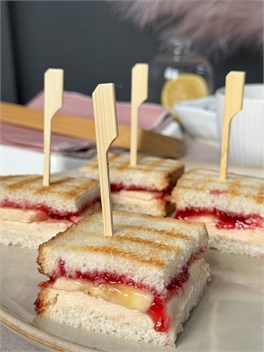 {{photo.Alt || photo.Description || 'Мини-сендвич с арахисовым кремом, бананом и ягодным конфитюром'}}