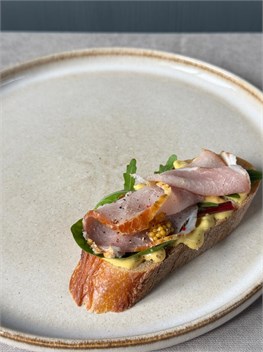 {{photo.Alt || photo.Description || 'Мини брускетта с сырокопчёным мясом'}}