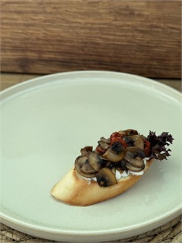 {{photo.Alt || photo.Description || 'Мини-брускетта с шампиньонами и трюфельным маслом'}}