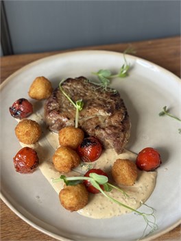 {{photo.Alt || photo.Description || 'Стейк из свинины с опалённым черри, картофельными крокетами и сливочно-горчичным соусом'}}