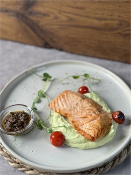 {{photo.Alt || photo.Description || 'Филе лосося с тапенадой и картофельным поре с зеленым горошком'}}