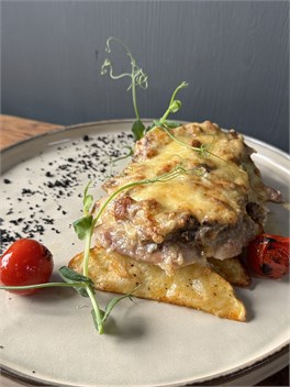 {{photo.Alt || photo.Description || 'Свинина, запеченная с овощами под сыром, картофельные дольки'}}