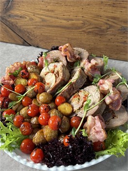 {{photo.Alt || photo.Description || 'Блюдо на компанию: Рулет из свинины с гарниром из запеченных овощей'}}