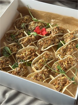 {{photo.Alt || photo.Description || 'Тортильи с рваной курицей'}}